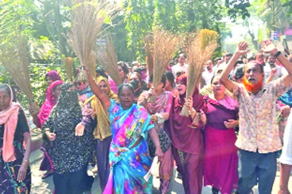 এ কে আজাদকে গ্রেপ্তারের দাবিতে ঝাড়ু মিছিল