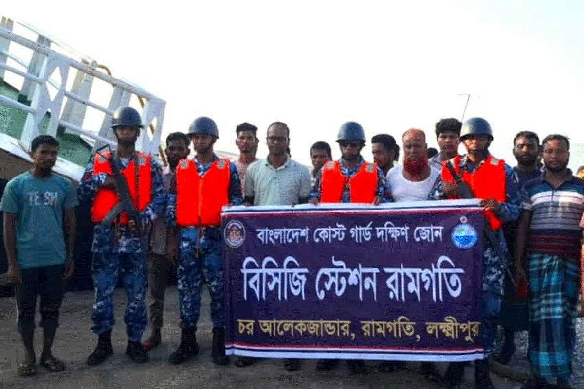 দুই লাইটার জাহাজের সংঘর্ষ, ১৩ ক্রুকে উদ্ধার করেছে কোস্ট গার্ড