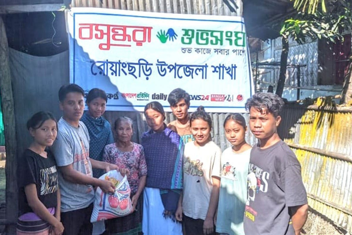 রোয়াংছড়িতে অসহায় বৃদ্ধার পাশে বসুন্ধরা শুভসংঘ