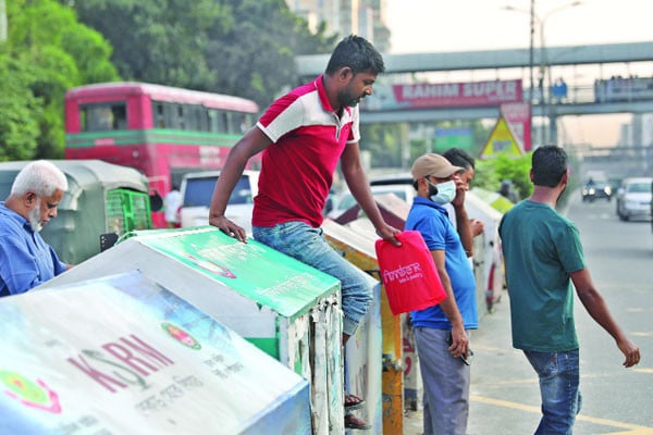 জীবন বাজি রেখে রাস্তা পার