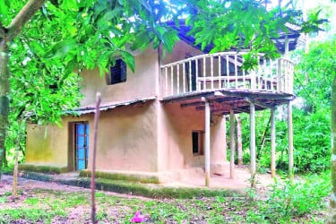 টিকে আছে ঐতিহ্যের মাটির ঘর