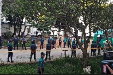 সেনা কর্মকর্তাদের ট্রাইব্যুনালে আনা হয়েছে