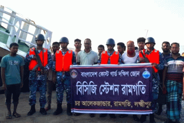 দুই লাইটার জাহাজের সংঘর্ষ, ১৩ ক্রুকে উদ্ধার করেছে কোস্ট গার্ড