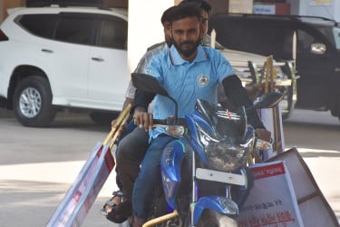 হেলমেট ছাড়া নিরাপদ সড়ক দিবসের র‌্যালিতে তারা