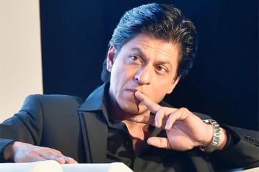 আচমকা শাহরুখের গালে চড়, হকচকিয়ে যান কিং খান