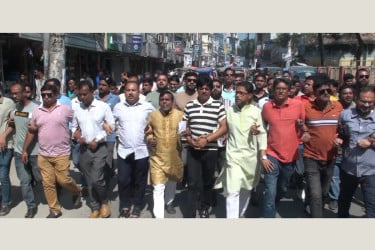যুবদলকে জড়িয়ে এ কে আজাদের বক্তব্যের প্রতিবাদে ফরিদপুরে বিক্ষোভ