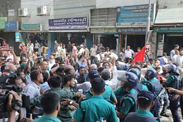 বন্দর অভিমুখে শ্রমিক-কর্মচারীর মিছিলে বাধা