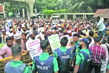 সড়ক বন্ধ করে ইবতেদায়ি শিক্ষকদের বিক্ষোভ
