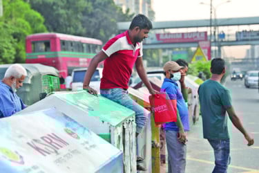 জীবন বাজি রেখে রাস্তা পার