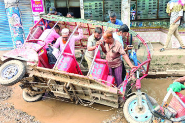 সড়কে গর্ত, উল্টে পড়ছে যানবাহন
