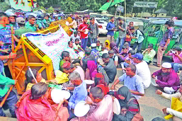 পুলিশের বাধার মুখে চাকরিপ্রত্যাশী প্রতিবন্ধী গ্র্যাজুয়েট পরিষদ
