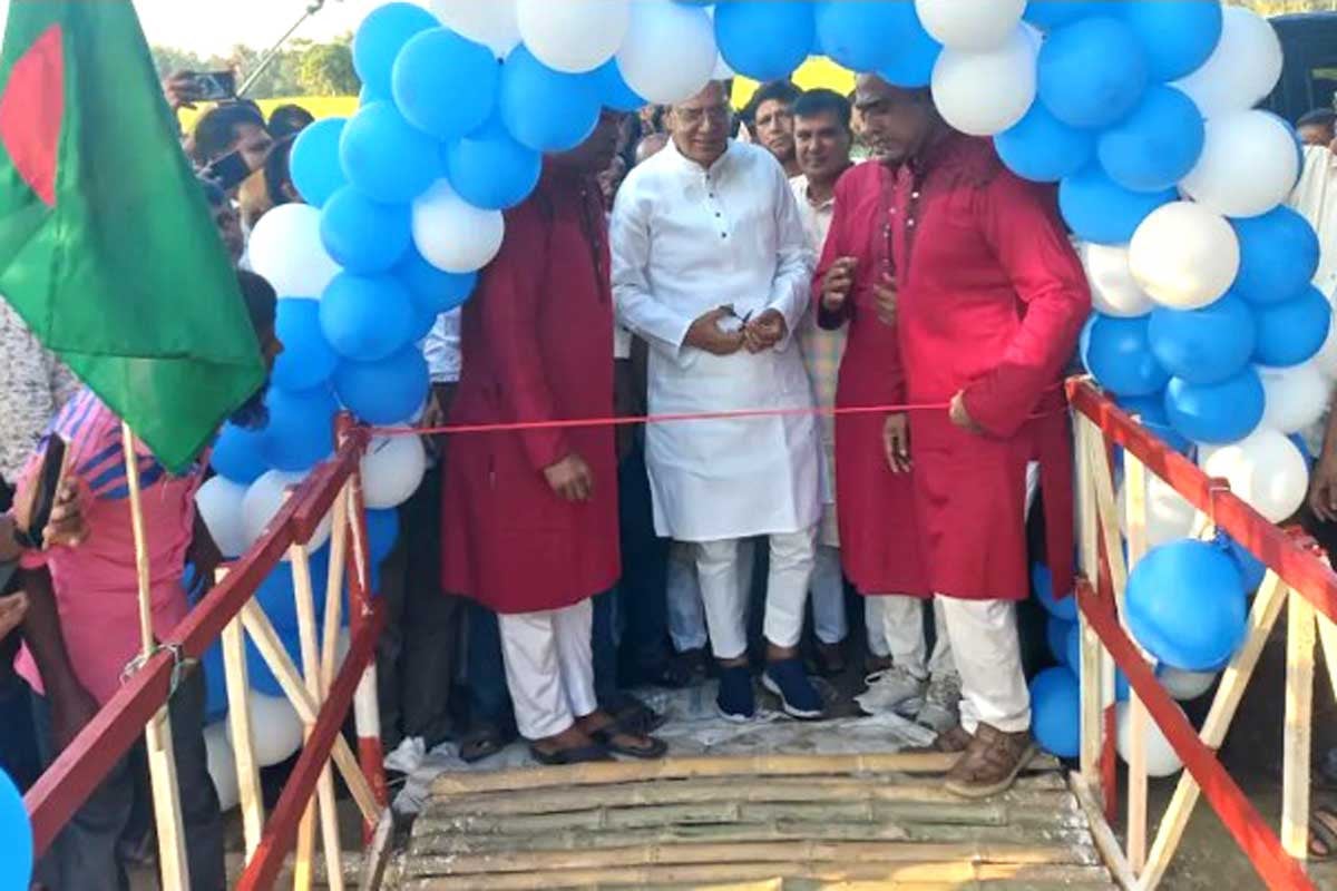 লালমনিরহাটে স্বেচ্ছাশ্রমে বাঁশের সাঁকো নির্মাণ করল যুবদল
