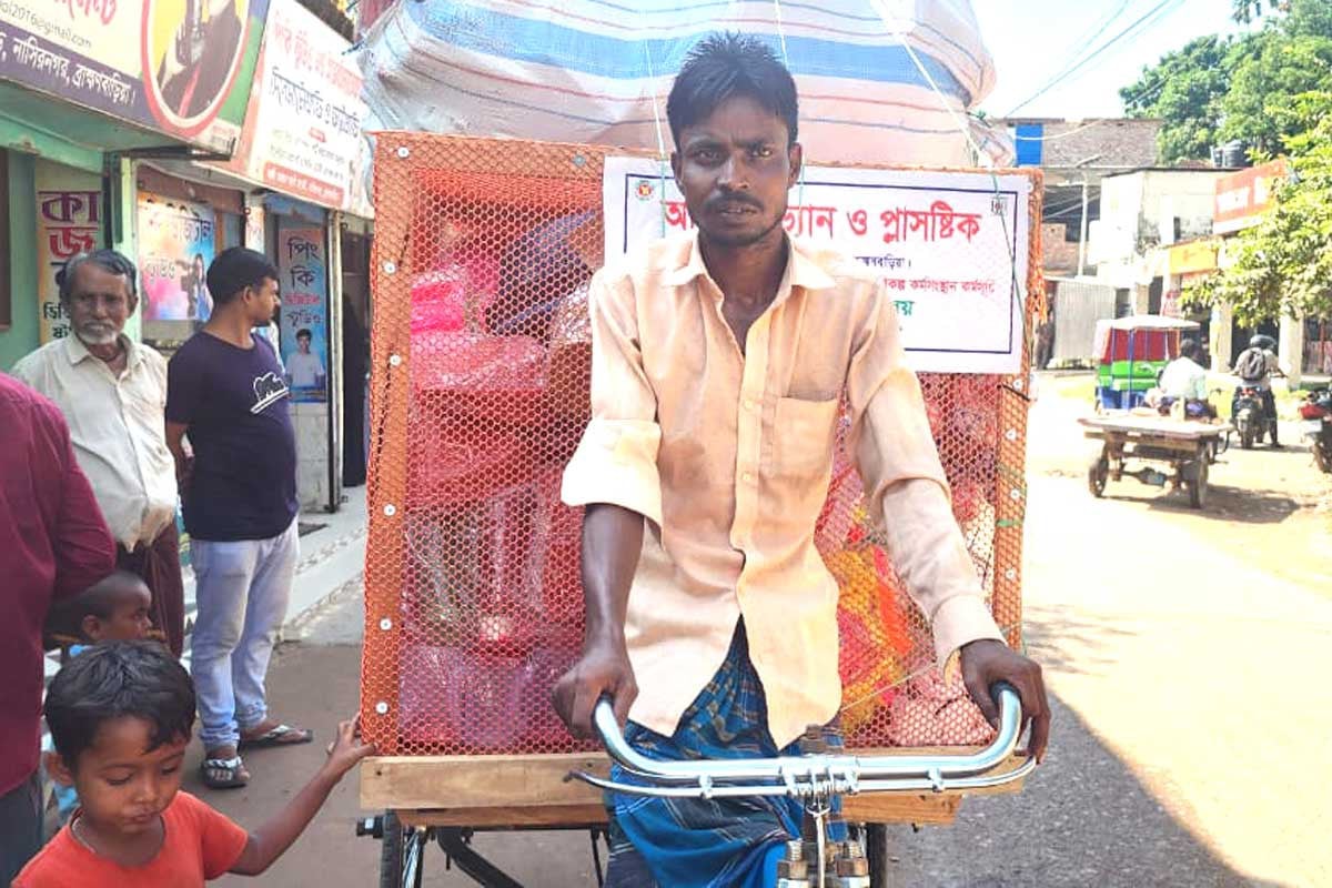 অভাবের তাড়নায় সন্তান বিক্রি করা সেই বাবা পেলেন সহায়তা