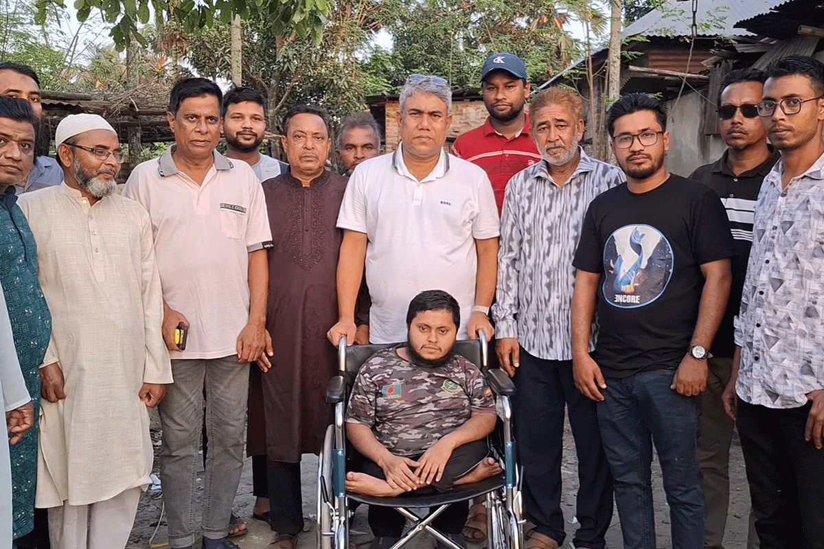 জয়পুরহাটে শারীরিক প্রতিবন্ধীর পাশে বিএনপি নেতা