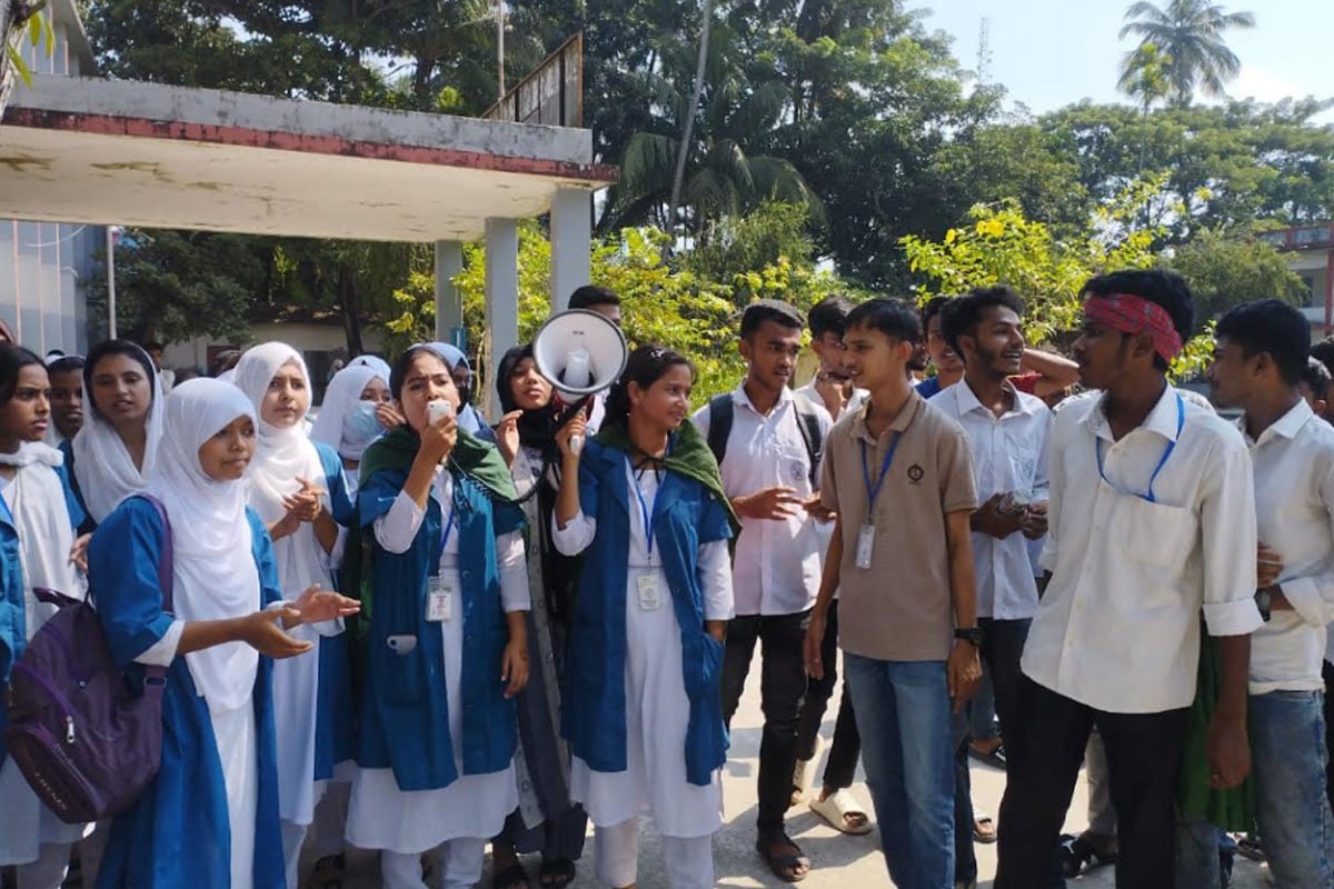 ১১ দফা দাবিতে আলেকান্দা সরকারি কলেজ শিক্ষার্থীদের আন্দোলন