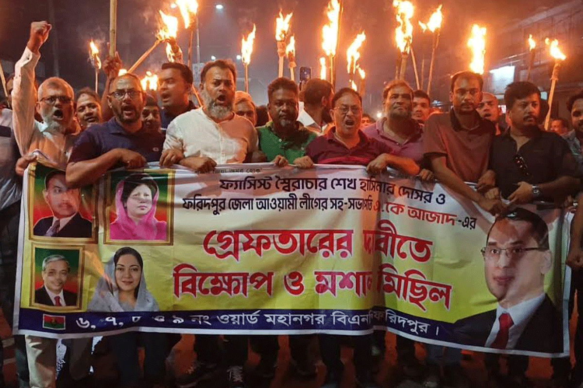 একে আজাদের গ্রেফতারের দাবিতে ফরিদপুরে বিএনপির মশাল মিছিল