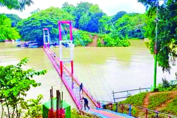 দৃশ্যমান রাঙামাটির ঝুলন্ত সেতু