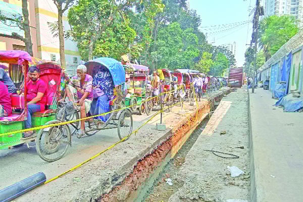 রাজধানীতে চলছেই খোঁড়াখুঁড়ি