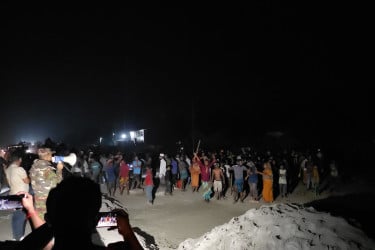 মহাসড়কে টর্চ লাইট জ্বালিয়ে দুই পক্ষের সংঘর্ষ, আহত ৩০