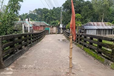 ঝুঁকিপূর্ণ ব্রিজের সামনে লাল কাপড় টাঙালেন এলাকাবাসী, বেড়েছে ভোগান্তি
