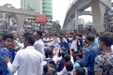 নিরাপদ সড়কের দাবিতে ফার্মগেটে শিক্ষার্থীদের অবরোধ