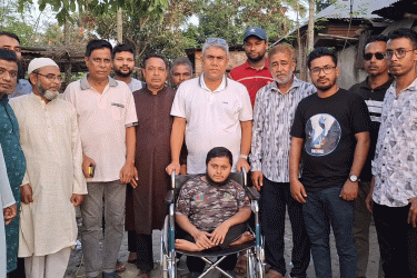 জয়পুরহাটে শারীরিক প্রতিবন্ধীর পাশে বিএনপি নেতা