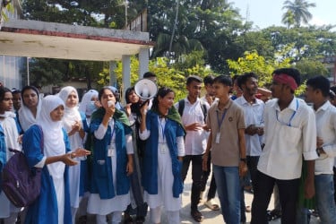 ১১ দফা দাবিতে আলেকান্দা সরকারি কলেজ শিক্ষার্থীদের আন্দোলন