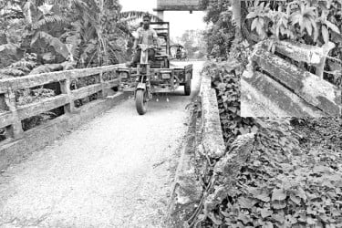 জরাজীর্ণ সেতু, ঝুঁকি নিয়ে চলাচল