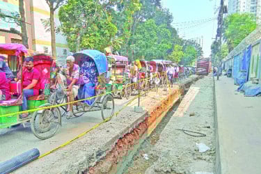 রাজধানীতে চলছেই খোঁড়াখুঁড়ি