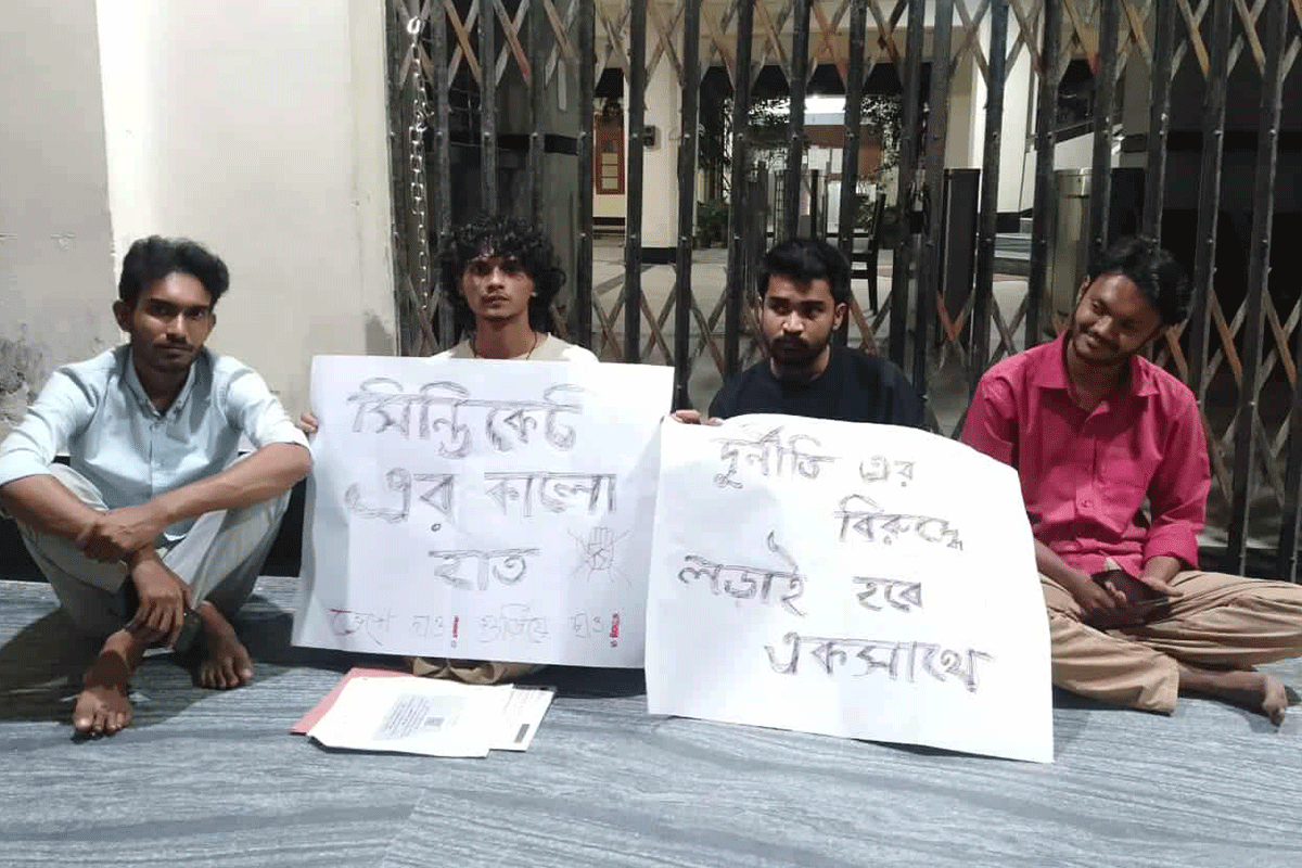 রাবির নিয়োগে অনিয়ম, সুষ্ঠু তদন্তের দাবিতে অনশন