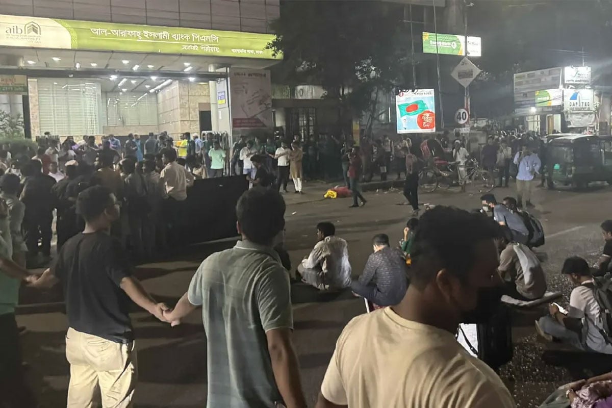 বাংলামোটরে ৪৩তম বিসিএস নন-ক্যাডার চাকরিপ্রত্যাশীদের সড়ক অবরোধ