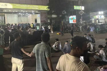 বাংলামোটরে ৪৩তম বিসিএস নন-ক্যাডার চাকরিপ্রত্যাশীদের সড়ক অবরোধ