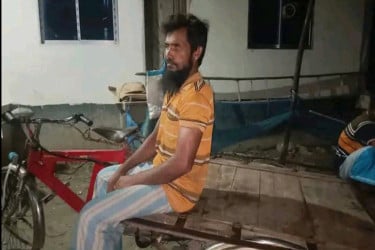 পুলিশের সহায়তায় চুরি হওয়া ভ্যান ফিরে পেলেন হাফিজ শেখ
