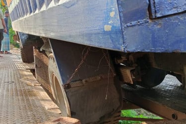 খাগড়াছড়ির দীঘিনালা-লংগদু সড়কে ৮ ঘণ্টা পর যানবাহন চলাচল শুরু