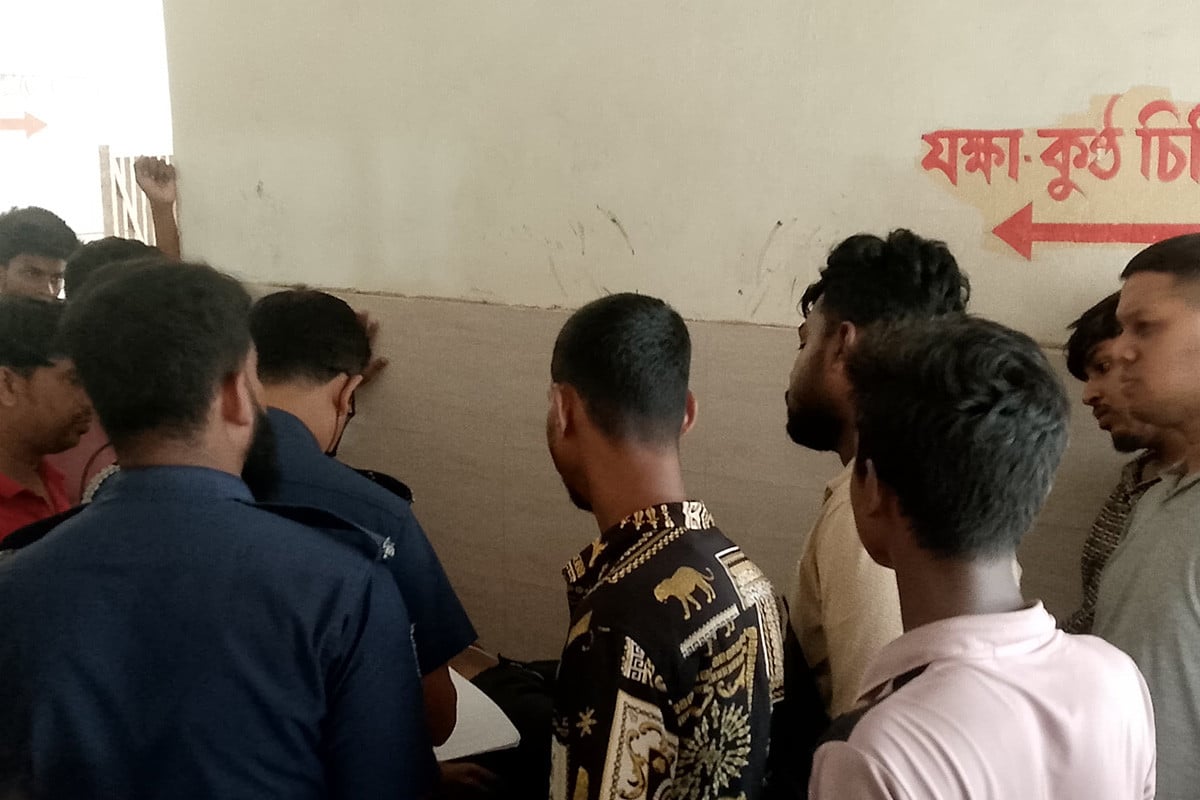 মালবোঝাই মিশুক উল্টে চালক নিহত, একজন আহত