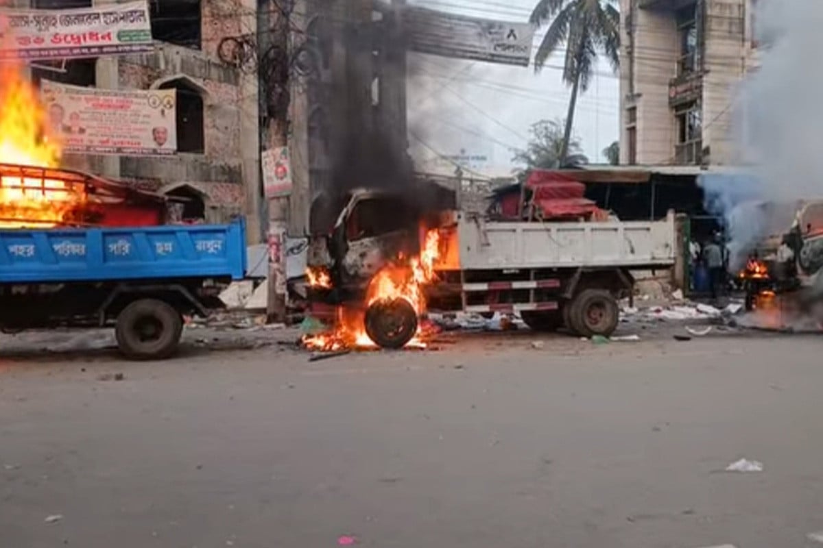 ভোলা পৌরসভার তিনটি গাড়ি জ্বালিয়ে দিয়েছে অবৈধ দোকানিরা