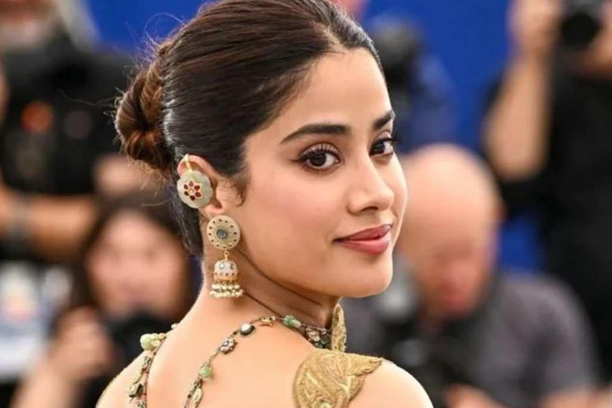 ইন্ডাস্ট্রিতে টিকে থাকতে বোকা সাজার ভান করি: জাহ্নবী
