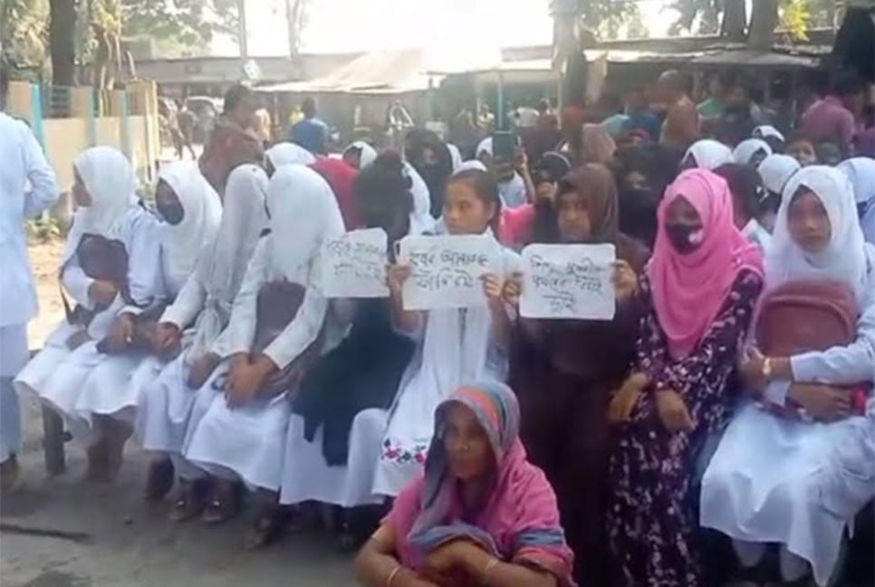 গাইবান্ধায় শিশুকে ধর্ষণের ঘটনায় বিচার দাবিতে বিক্ষোভ