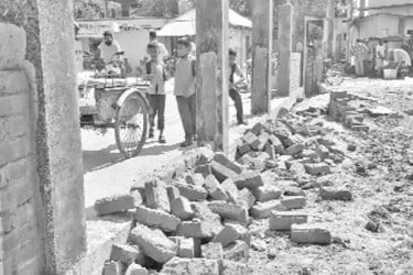বিদ্যালয়ের প্রাচীর নির্মাণে নানান অভিযোগ