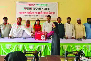 জীবননগরে অসচ্ছল নারীদের হাতে সেলাই মেশিন উপহার