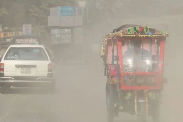 আজও ঢাকার বাতাস ‘অস্বাস্থ্যকর’, শীর্ষে লাহোর
