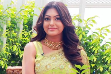 প্রকাশ্যে চিত্রনায়িকা নিপুণ