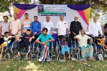 বীরগঞ্জে বিশেষ চাহিদাসম্পন্নদের মাঝে হুইলচেয়ার বিতরণ