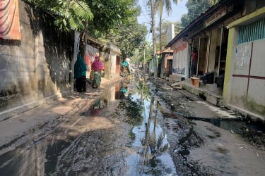 বছর জুড়েই রাস্তায় পানি, দুর্ভোগে এলাকাবাসী