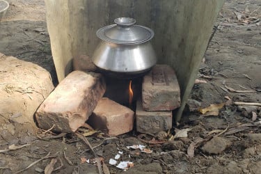 পাইপ বোরিং করতে গিয়ে বের হচ্ছে গ্যাস, রান্না করছেন অনেকে