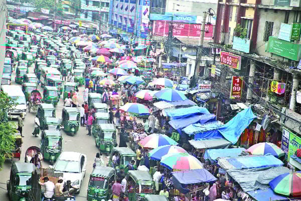 রাস্তা দখল করে বসেছে দোকানপাট