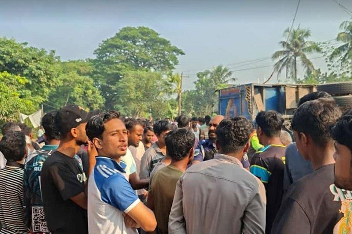 পাবনায় ট্রাকচাপায় স্কুল শিক্ষার্থীসহ নিহত ৩, বিক্ষুব্ধ এলাকাবাসী