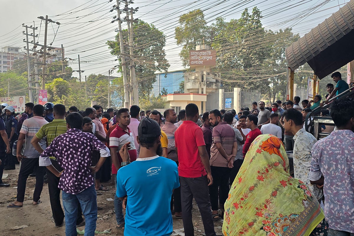 সাভারে বকেয়া বেতনের দাবিতে শ্রমিকদের সড়ক অবরোধ