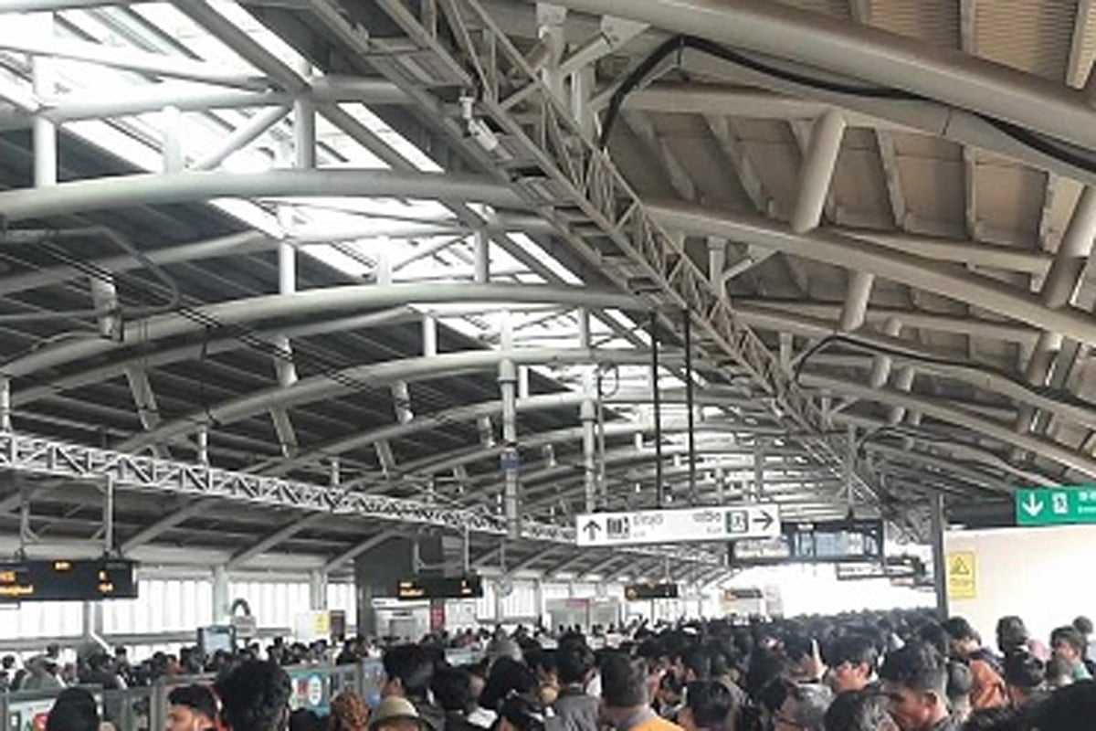হঠাৎ মেট্রোরেল বন্ধে দুর্ভোগ