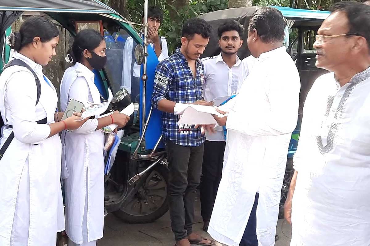 বাগেরহাটে বিএনপির ৩১ দফা বাস্তবায়নে লিফলেট বিতরণ